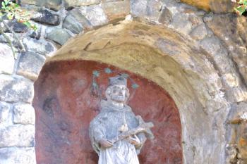 Kaplička se sochou sv. Jana Nepomuckého v Sosnové u České Lípy ( © Pavel Vítek 10/2018)