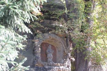 Kaplička se sochou sv. Jana Nepomuckého v Sosnové u České Lípy ( © Pavel Vítek 10/2018)