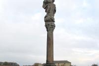 sloup se sochou Panny Marie (Immaculata)