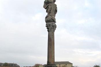 Sloup se sochou Panny Marie v Mladějově na Moravě  ( © Pavel Vítek 10/2018)