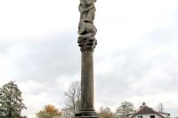 sloup se sochou Panny Marie (Immaculata)