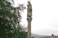 sloup se sochou Panny Marie (Immaculata)