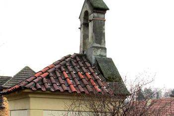 Kaplička v Kvíci, místní části města Slaný ( © Pavel Vítek 12/2018)