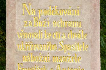 Boží muka a kříž s ukřižovaným Ježíšem na okraji Tišnova ( © Pavel Vítek 10/2018)