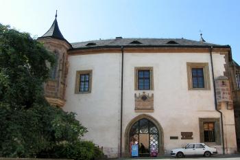 Vstupní průčelí ( © Petr Turyna 08/2005)