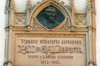 Nad vstupem ( © Petr Turyna 08/2005)