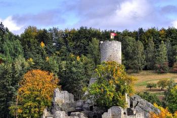 Celkový pohled na zříceninu hradu. ( © Radovan Smokoň 9/2012)