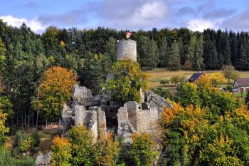 Celkový pohled na zříceninu hradu. ( © Radovan Smokoň 9/2012)