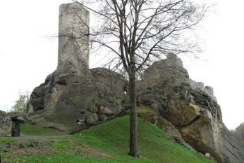 celkový pohled na hrad od přístupové šíje (© Jan P. Štěpánek 04/2013)