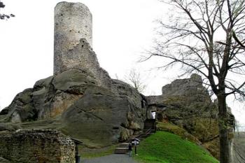 celkový pohled na hrad z míst předhradí (© Jan P. Štěpánek 04/2013)
