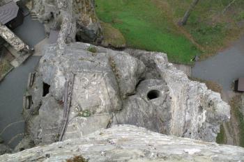 upravená plocha místa zaniklého dřevěného horního paláce s cisternou na obilí ( © Jan P. Štěpánek 04/2013)