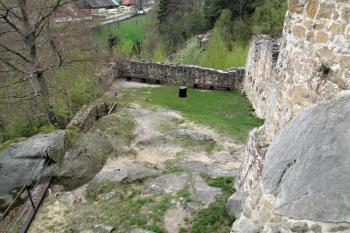 dolní hrad s místem hospodářského zázemí hradu ( © Jan P. Štěpánek 04/2013)
