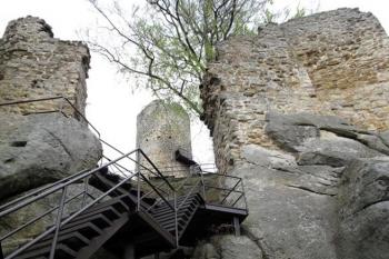 nástupní plošina přístupu k hornímu hradu přes mladší palác (© Jan P. Štěpánek 04/2013)