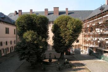 Nádvoří, pohled od královské komnaty ( © Petr Turyna 08/2005)