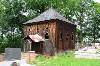 Dřevěná zvonice na okraji hřbitova ( © Roman Řezáč 06/2004)