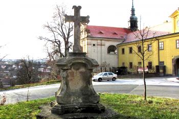 Kříž před kostelem a zámkem v Tuchoměřicích ( © Pavel Vítek 01/2019)