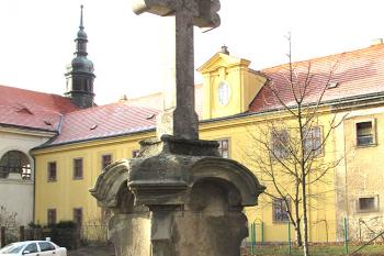 Kříž před kostelem a zámkem v Tuchoměřicích ( © Pavel Vítek 01/2019)