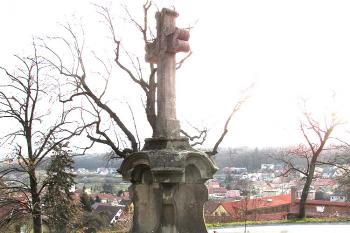 Kříž před kostelem a zámkem v Tuchoměřicích ( © Pavel Vítek 01/2019)