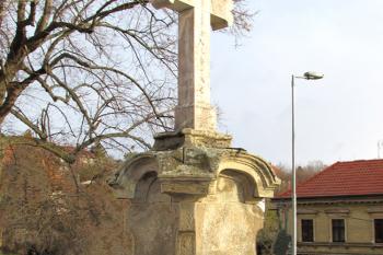 Kříž před kostelem a zámkem v Tuchoměřicích ( © Pavel Vítek 01/2019)