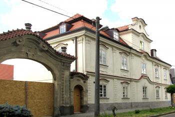 Bývalá poštovní stanice v Jenči ( © Pavel Vítek 07/2019)