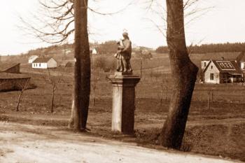 Plastika sv. Jana Nepomuckého v původní poloze při mostku přes říčku Olešnou, Místek - Boudy ( © Fr. Linhart: Velká kniha o Místku, 1929)