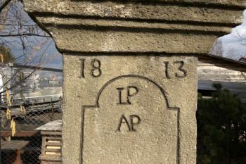 Detail podstavce sochy ( © Jan P. Štěpánek 02/2019)
