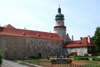 Vstupní průčelí zámku ( © Jana Štěpánková 05/2007)