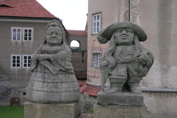 před vstupem do zámku (© Nikola Mildová, 09/2006)