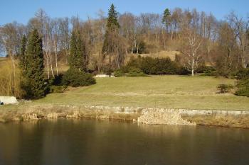 pohled od silnice ke Starému hradu (© Rodochrozit, 02/2008)