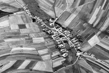 dosud stále stojící obec na letecké fotomapě z roku 1947 (© Národní archiv leteckých měřických snímků, https://lms.cuzk.cz)