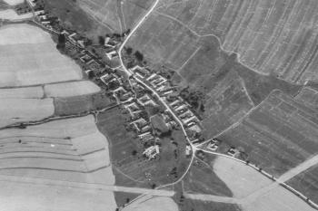opuštěná obec na letecké foto mapě z roku 1953 (© Národní geoportál Inspire, geoportal.gov.cz)