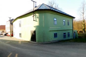 uliční průčelí ( © Milan Caha 03/2019)