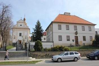 kostel a fara (© Luděk Vláčil 04/2019)
