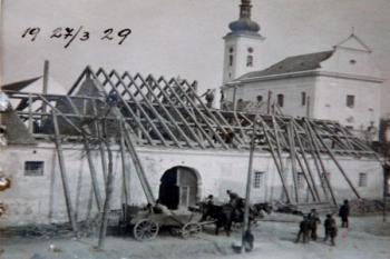 Bourání části dvora  pro stavbu školy ( © zdroj: https://www.penkuvstatek.cz)