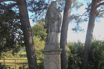 Barokní socha sv. Jana Nepomuckého z roku 1711 stávala na starém mostě. ( © Luděk Vláčil 09/2019)