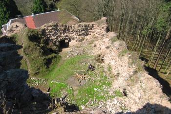 vchod do hradu v pozadí s hájovnou - z věže (© Rodochrozit, 04/2010)