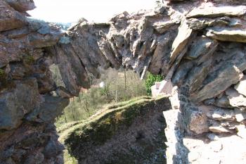 zbytek okna - dveří? z věže (© Rodochrozit, 04/2010)