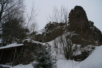 Neobvyklá fotka ze dvora hájovny, kdy v pravém horním rohu je vidět, že roh hradu byl zaoblený (© Petr Nožička, 02/2010)