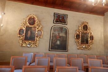 Oltářní obrazy z kostela sv. Klimenta na Levém Hradci, přenesené do velkého sálu (© Johannes Cladis, 08/2015)
