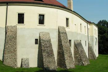 Jihozápadní nároží zámku ( © Petr Turyna 09/2005)