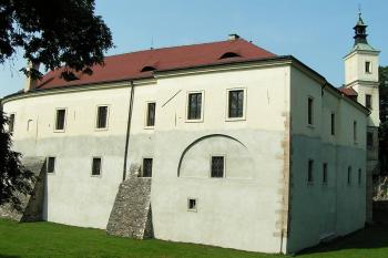 Jihovýchodní nároží zámku ( © Petr Turyna 09/2005)