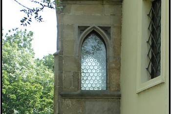 Arkýř při severním vstupu ( © Petr Turyna 08/2005)