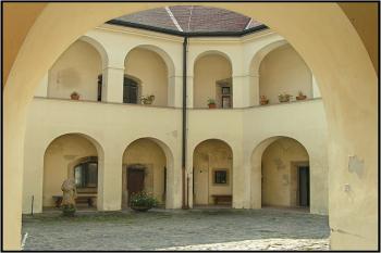 Nádvoří, pohled od severu ( © Petr Turyna 08/2005)