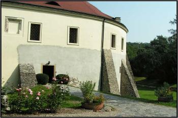 Novější (západní) vstup ( © Petr Turyna 08/2005)