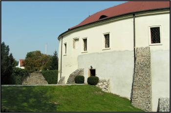 Západní průčelí, pohled k severu ( © Petr Turyna 09/2005)