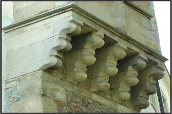 Zdobné krakorce pod arkýřem ( © Petr Turyna 08/2005)