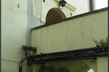 Pohled z příkopu - severní brána ( © Petr Turyna 08/2005)