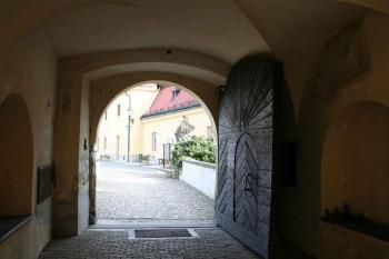 Průjezd k bývalmu padacímu mostu (© Ivan Grisa, 03/2008)