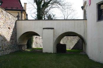 Kamenný most přes příkop (© Ivan Grisa, 03/2008)