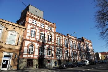 Rezprezentativní fasáda mladší úpravny a bělidla, pohled od jihu ( © Jan P. Štěpánek)